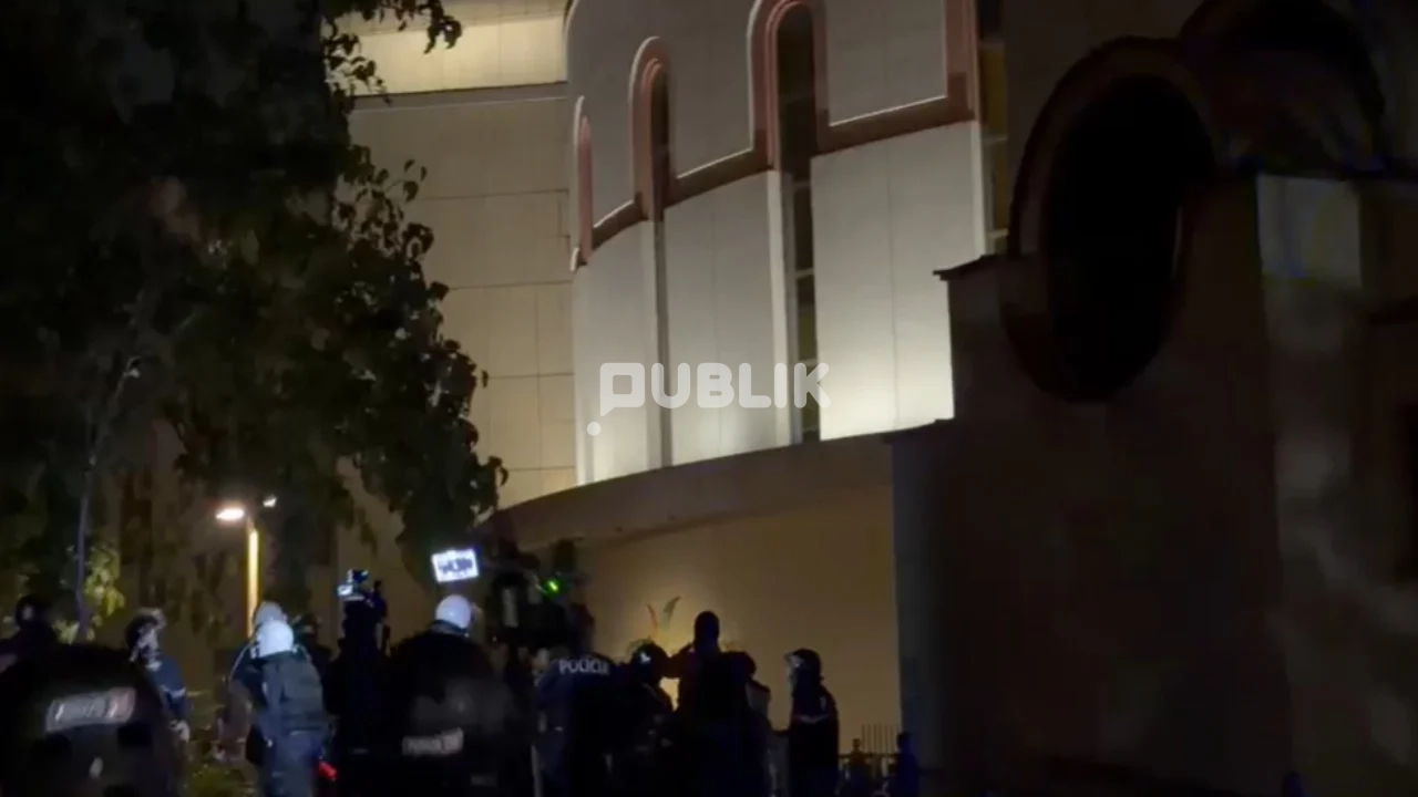 Përplasje edhe në katedrale, Mitropoliti Anastas thirrje Policisë: Ndalni dhunën!