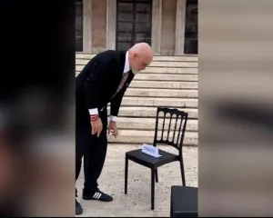 Rama nxjerr sërish karriget te Kryeministria dhe paralajmëron: Do e paguani!
