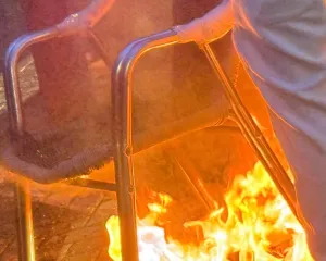 Flakë dhe molotovë ndaj Kryeministrisë, digjet karrigia e dialogut