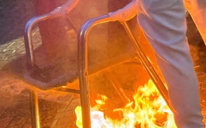 Flakë dhe molotovë ndaj Kryeministrisë, digjet karrigia e dialogut
