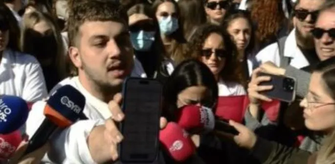 Studenti i ‘çjerr maskën’ Ramës: Më akuzoi për drogë, jam student me mesatare 10