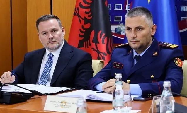 Qeveria i “rreh” shpatullat policisë, gati rritja e pagave deri në 200 mijë lekë