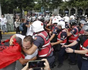 Nga protestat te rrjetet sociale, qeveria ngre në “qiellin e 7-të” Policinë e Shtetit
