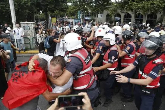 Nga protestat te rrjetet sociale, qeveria ngre në “qiellin e 7-të” Policinë e Shtetit
