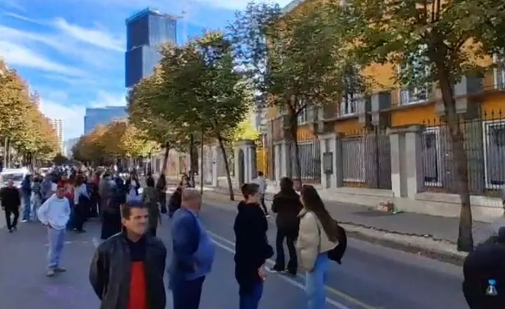 Studentët mblidhen te Ministria e Arsimit dhe kërkojnë largimin e Ramës