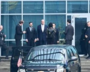 Ambasadori i SHBA-së zbarkon në SPAK