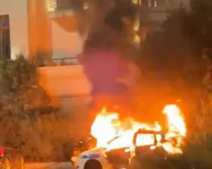 Protestuesit i vënë flakën Komisariatit Nr. 2, digjet makina e policisë