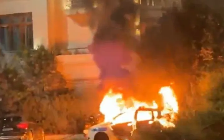 Protestuesit i vënë flakën Komisariatit Nr. 2, digjet makina e policisë