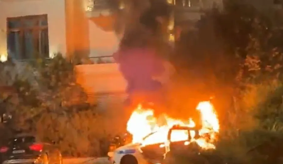Protestuesit i vënë flakën Komisariatit Nr. 2, digjet makina e policisë