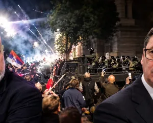 Pas humbjes së Vuçiç, serbët përzënë trupat speciale që ‘shembën’ në dru protestuesit