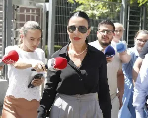 Belinda Balluku del nga SPAK-u, “kyç” gojën para gazetarëve
