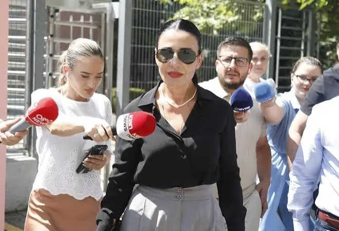 Belinda Balluku del nga SPAK-u, “kyç” gojën para gazetarëve