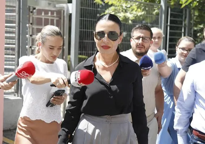 Belinda Balluku del nga SPAK-u, “kyç” gojën para gazetarëve