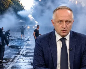 Shkopi i hoxhës dhe shkopinjtë e policisë!