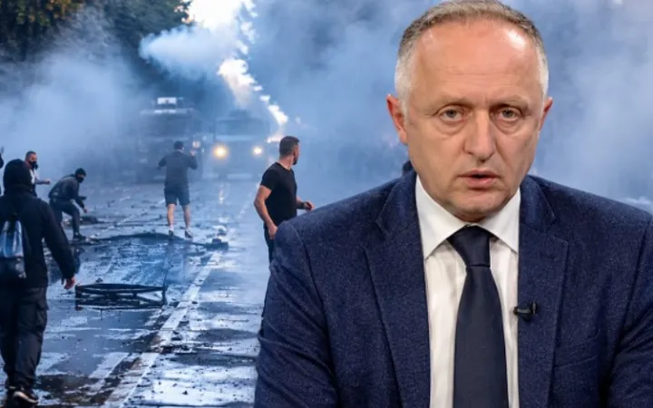 Shkopi i hoxhës dhe shkopinjtë e policisë!