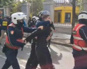 Grushte, shkopinj gome dhe gaz lotsjellës në protestë