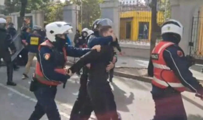Grushte, shkopinj gome dhe gaz lotsjellës në protestë