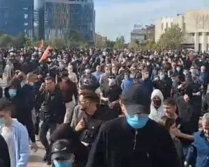 Nuk ndalet rinia shqiptare, turma shtrihet në disa zona të Tiranës