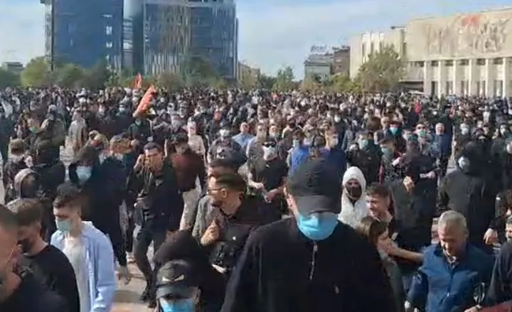 Nuk ndalet rinia shqiptare, turma shtrihet në disa zona të Tiranës