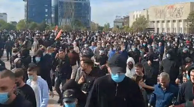 Nuk ndalet rinia shqiptare, turma shtrihet në disa zona të Tiranës