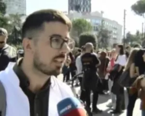 Mes lotëve, studenti i sapo diplomuar ngre alarmin për Onkologjikun: Humba nënën nga kanceri