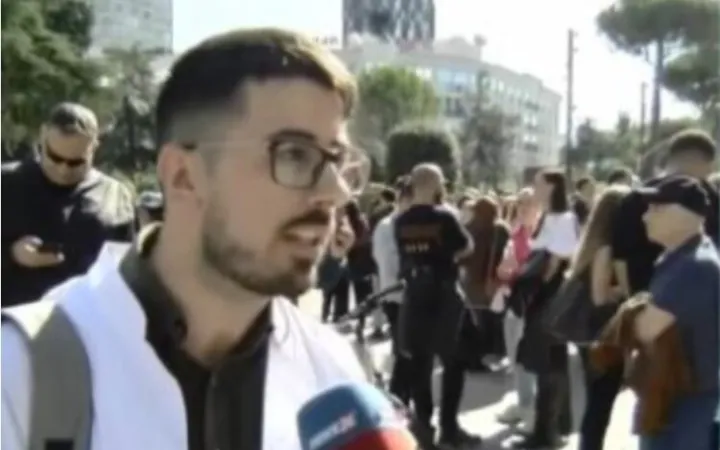 Mes lotëve, studenti i sapo diplomuar ngre alarmin për Onkologjikun: Humba nënën nga kanceri