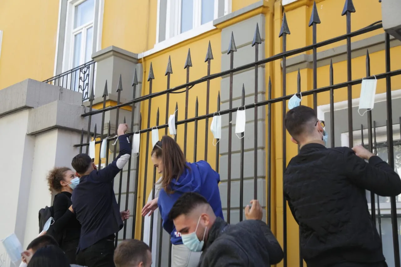 Studentët e nisin protestën kombëtare para Ministrisë së Arsimit