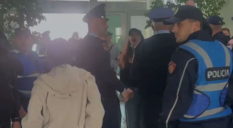 Terror në Vlorë, policia zbarkon brenda Universitetit “Ismail Qemali”