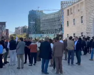 Pedagogët bashkohen me studentët, marshim nga Universiteti i Tiranës drejt bulevardit