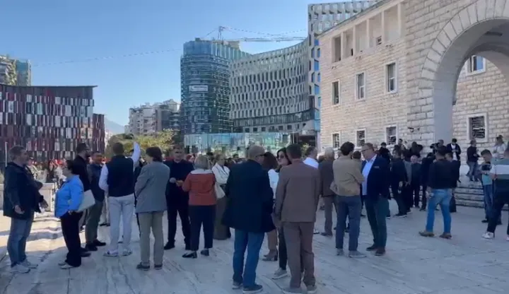 Pedagogët bashkohen me studentët, marshim nga Universiteti i Tiranës drejt bulevardit