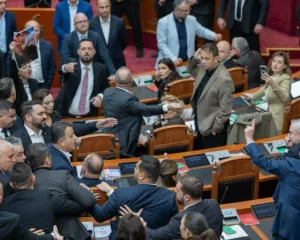 Sherri në Kuvend, kërkohet përjashtimi i 20 deputetëve të opozitës