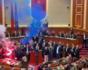 Me tymuese e pankarta, salla e Kuvendit mes kaosit
