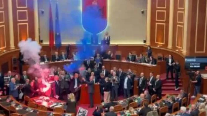 Me tymuese e pankarta, salla e Kuvendit mes kaosit