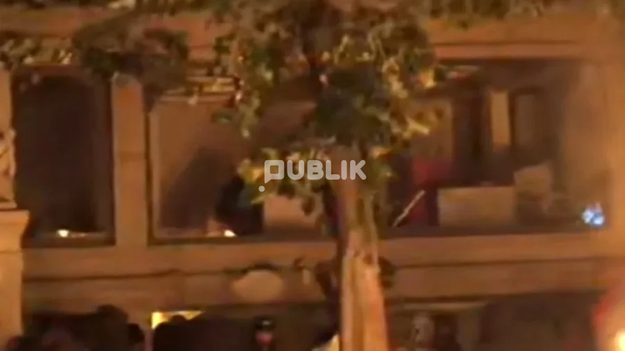 Protestuesit nxjerrin orenditë e Iute Credit dhe i djegin në mes të rrugës