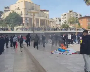 Kaos edhe në Durrës, ndizet zjarr para bashkisë