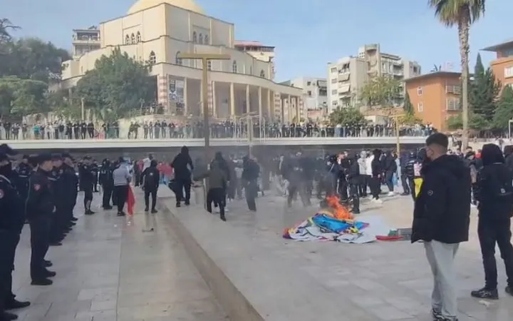 Kaos edhe në Durrës, ndizet zjarr para bashkisë