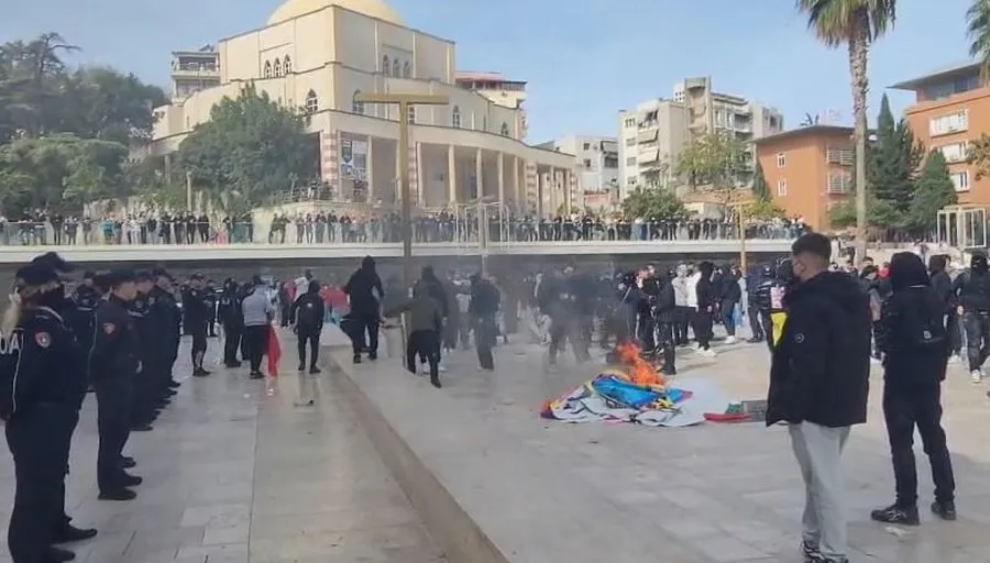 Kaos edhe në Durrës, ndizet zjarr para bashkisë