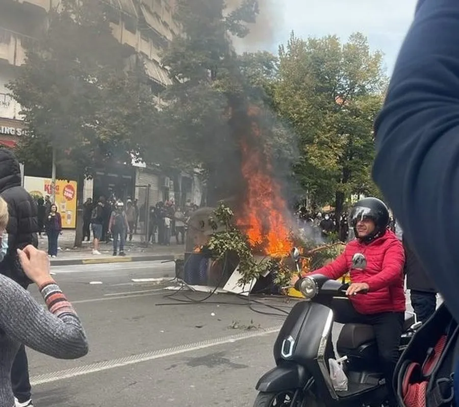 Tensione te “Dollari”, protestuesit sulmojnë kompaninë “ONE”