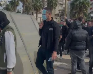 Protestuesit thyejnë derën e Prefekturës në Durrës dhe futen brenda godinës
