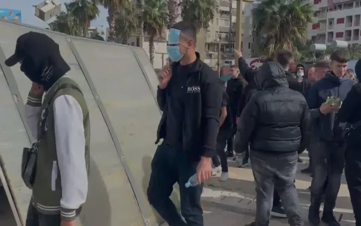 Protestuesit thyejnë derën e Prefekturës në Durrës dhe futen brenda godinës