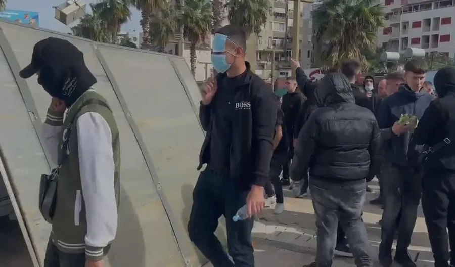 Protestuesit thyejnë derën e Prefekturës në Durrës dhe futen brenda godinës