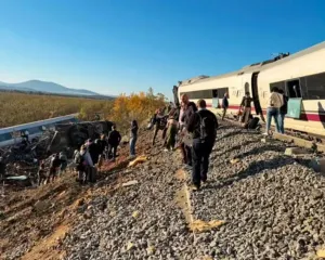 Tragjedi në Spanjë, përplasen dy trena pasagjerësh: Raportohet për dhjetëra viktima