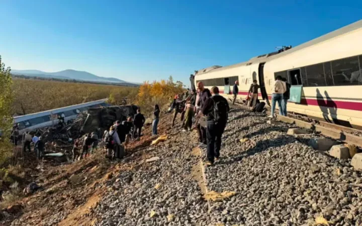 Tragjedi në Spanjë, përplasen dy trena pasagjerësh: Raportohet për dhjetëra viktima