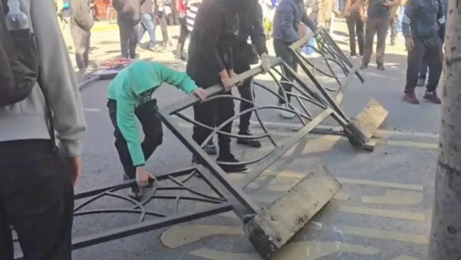Përshkallëzohen protestat, incidente te Ministria e Arsimit, në Durrës e Vlorë