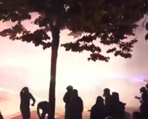 Tirana në kolaps! Gaz lotsjellës, molotovë dhe dhunë policore