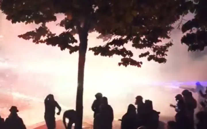 Tirana në kolaps! Gaz lotsjellës, molotovë dhe dhunë policore