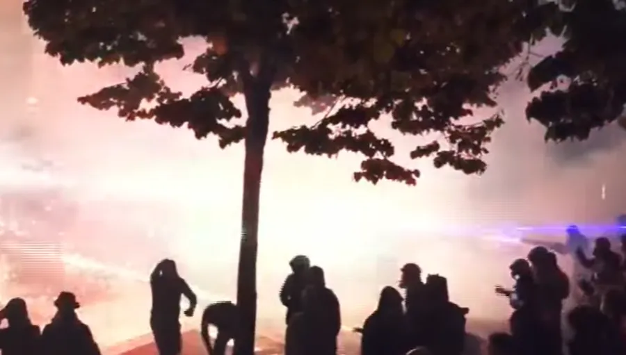 Tirana në kolaps! Gaz lotsjellës, molotovë dhe dhunë policore