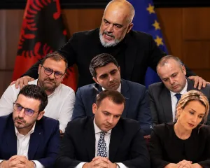 Propaganda e “Liderit Global” dhe tallja me dorëheqjet e drejtorëve