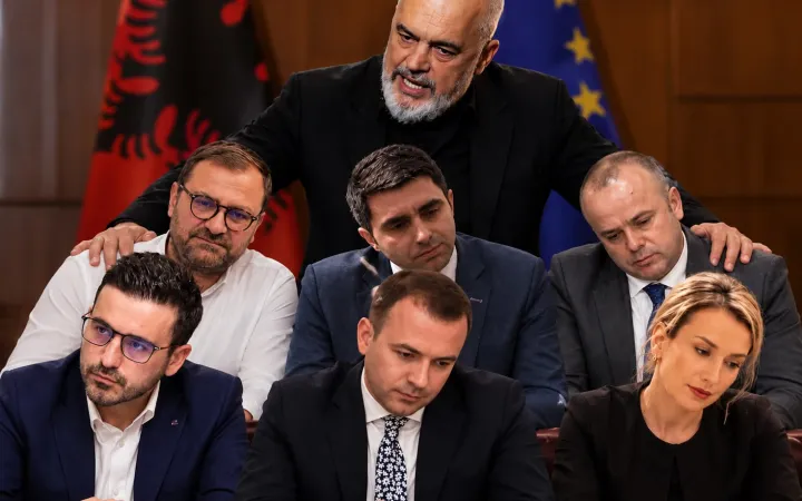 Propaganda e “Liderit Global” dhe tallja me dorëheqjet e drejtorëve