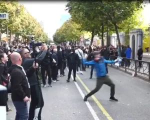 Tensione te Ministria e Arsimit, studentët hedhin vezë e kapsolla